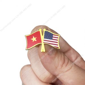 Pin logo cờ việt mỹ cài áo