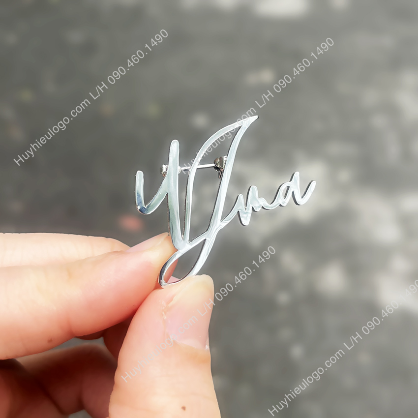 Pin cài áo logo đúc theo hình chữ Pin cài áo logo đúc theo hình chữ