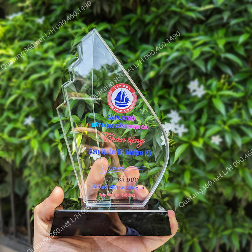 Quà tặng kỷ niệm chương pha lê công ty bất động sản Quà tặng kỷ niệm chương pha lê công ty bất động sản